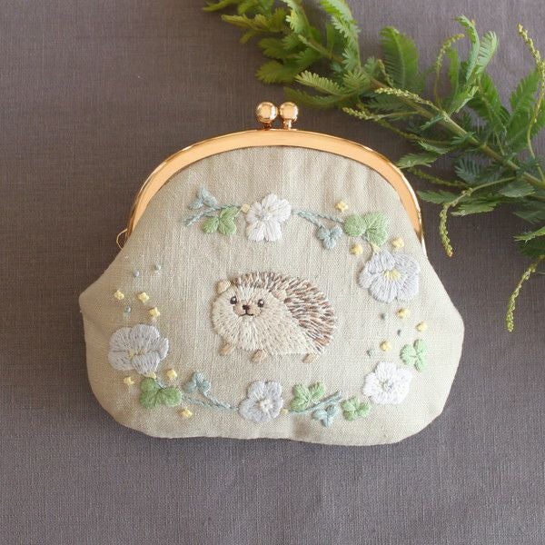 chicchiさんの動物刺繍キット 図案印刷済 はりねずみさんとオキザリス