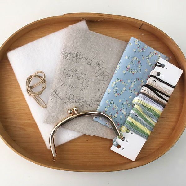 chicchiさんの動物刺繍キット 図案印刷済 はりねずみさんとオキザリス