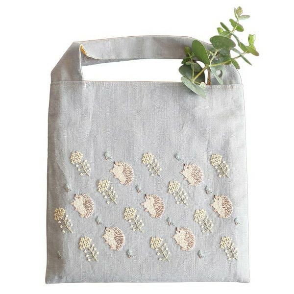 chicchiさんの動物刺繍キット 図案印刷済 はりねずみさんとナノハナの