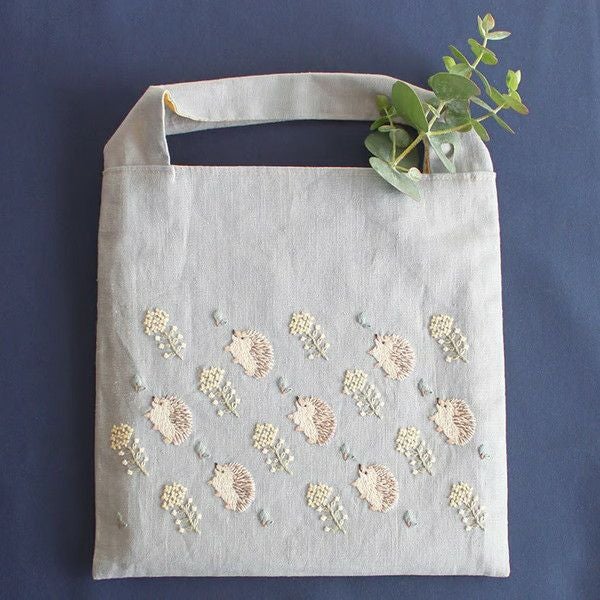 chicchiさんの動物刺繍キット 図案印刷済 はりねずみさんとナノハナの