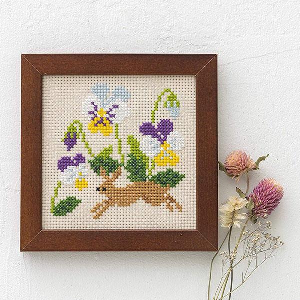 インドネシア刺繍アートフレームセット マカベアリスさんの刺しゅうキット 野の花の刺繍フレーム ライトブルー