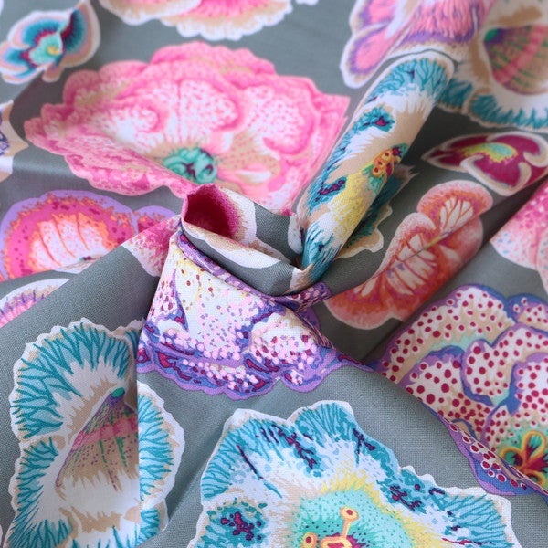 輸入生地 生地 グレー地 花 リアル USAプリント Kaffe Fassett ケイフ